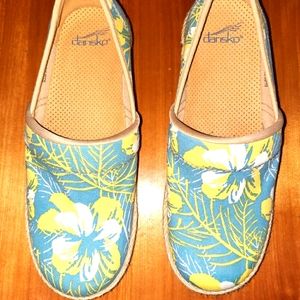 Dansko shoes size 38 (8.5-9)